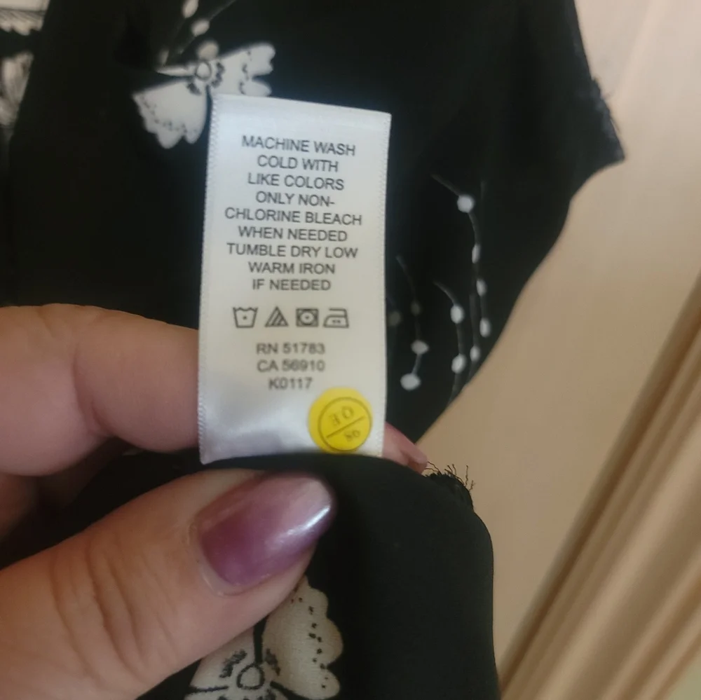 Misses Sz M Maurices Black And White Floral Sleeveless Shirt Garden Romance - Picture 3 of 6